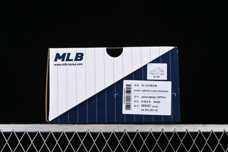 MLB Chunky Liner New York Yankees Sneakers with Lightweight Thick Sole and Hook Loop Closure - 3ASXCMM4N50GRS