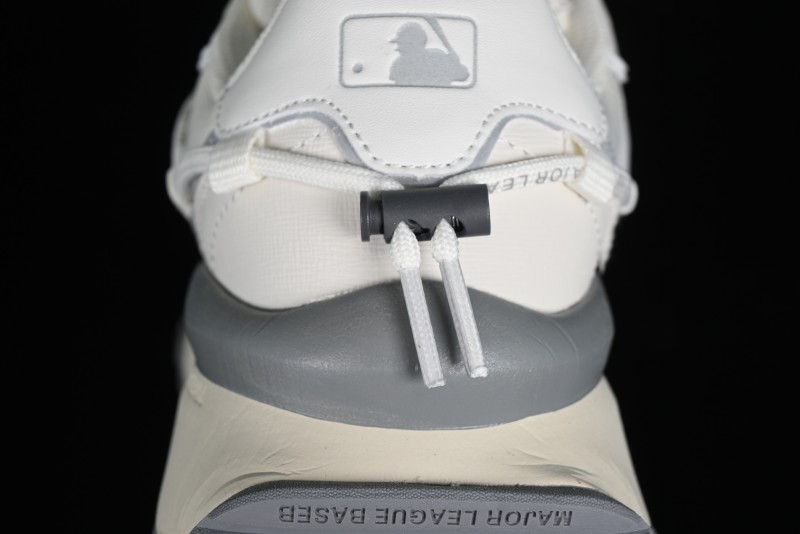 New York Yankees Chunky Runner Basic Lace-Up Lightweight Casual Sneakers - 3ASHCRR3N43WHS