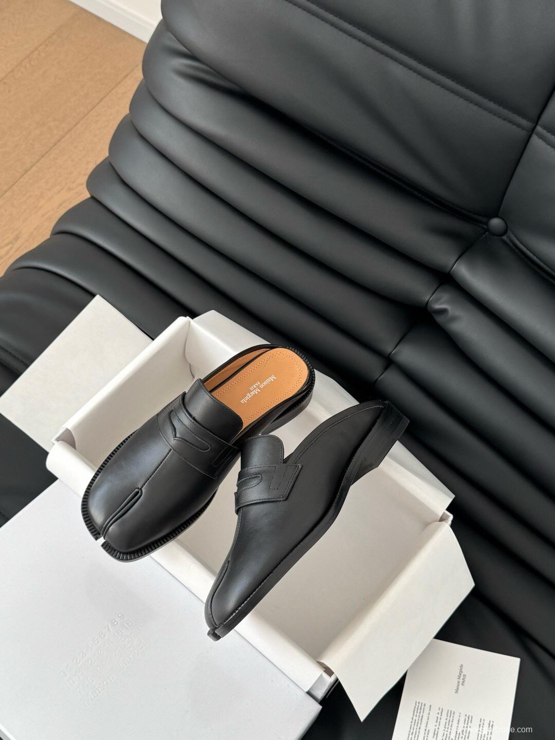 2025 Women MM6 Black Leather Loafers Tabi KFY00340