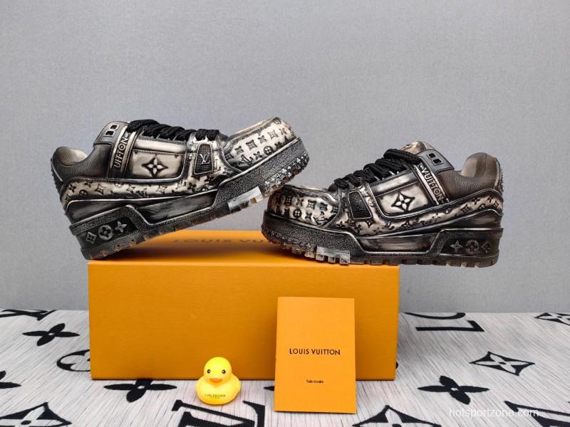 2025 Unisex Louis Vuitton Black White Leather Trainers KFY00510