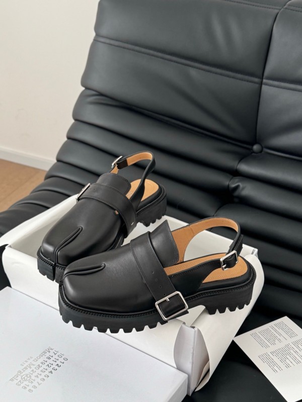 2025 Women MM6 Black Leather Sandals Tabi KFY00310