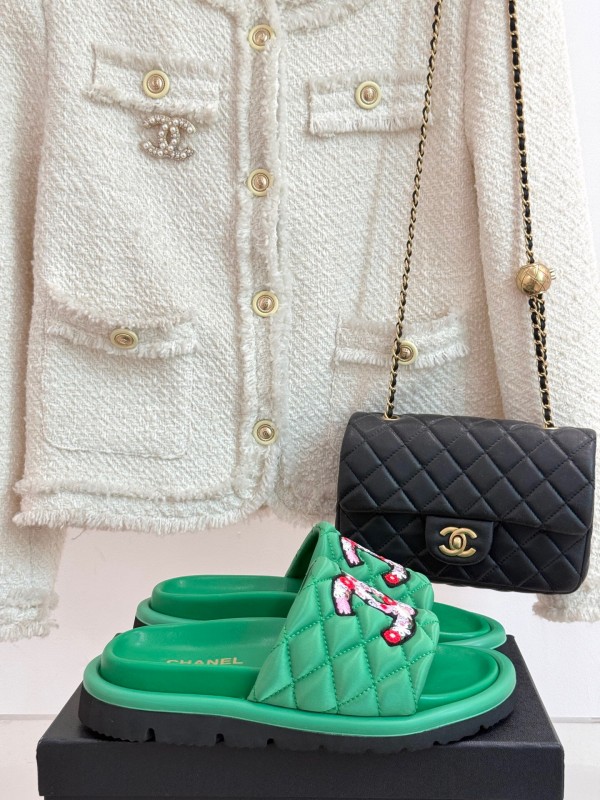 2025 Women Chanel Green Quilted Leather Slippers Embroidered LY00360