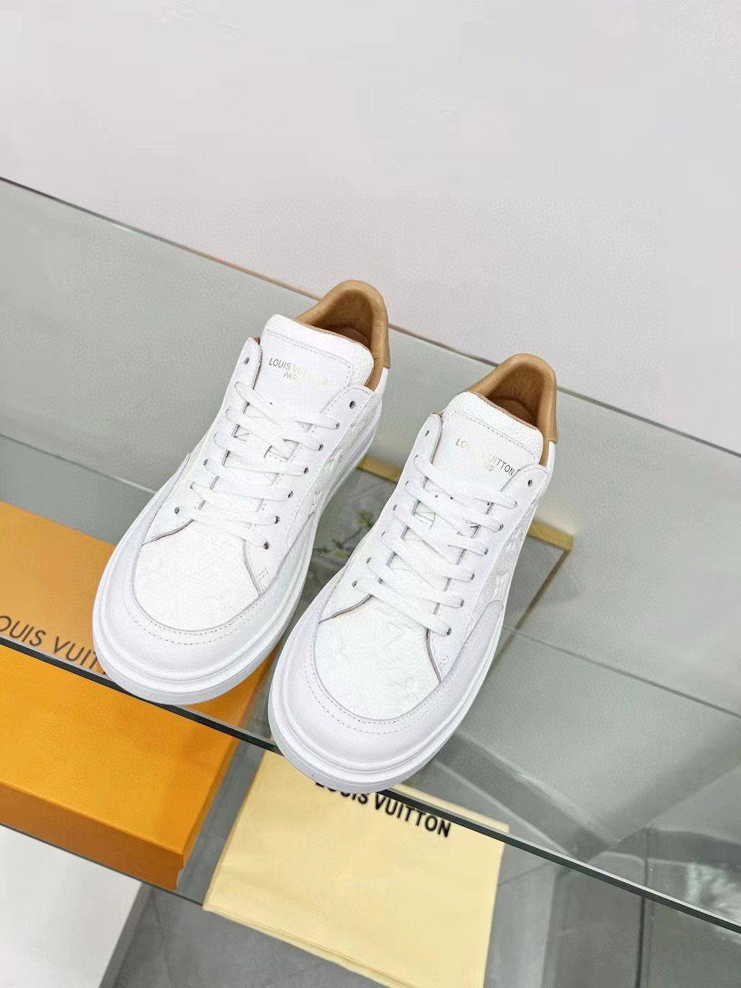 2024 Unisex Louis Vuitton White Beige Leather Sneakers Maxi Damier MJ00330