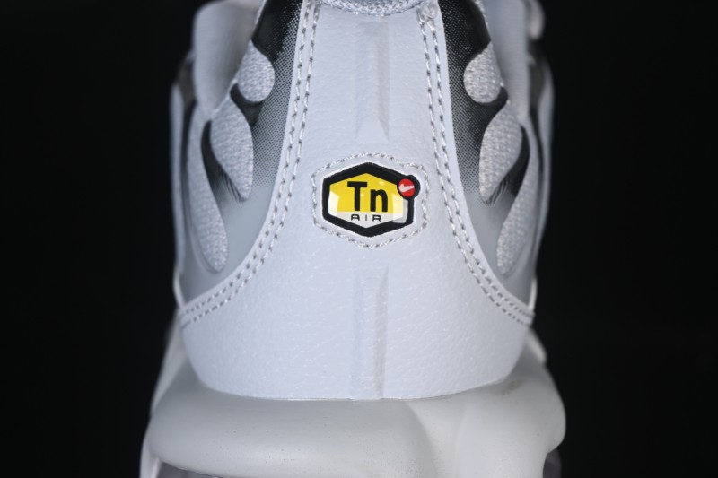 Nike Air Max Plus Retro Running Shoes with Air Cushion Technology - 852630-021