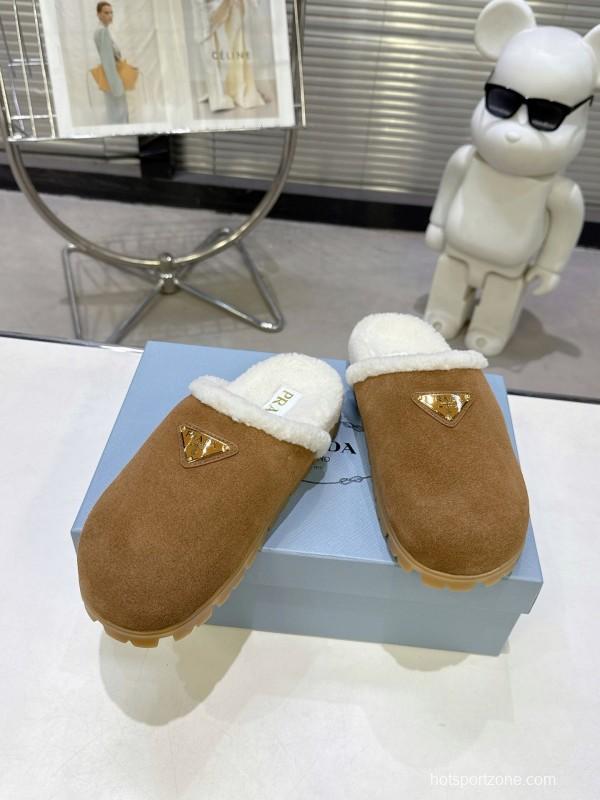 Prada Fall/Winter 2025 New Shearling Mule with Triangle Buckle Enclosed Toe - KFY00270