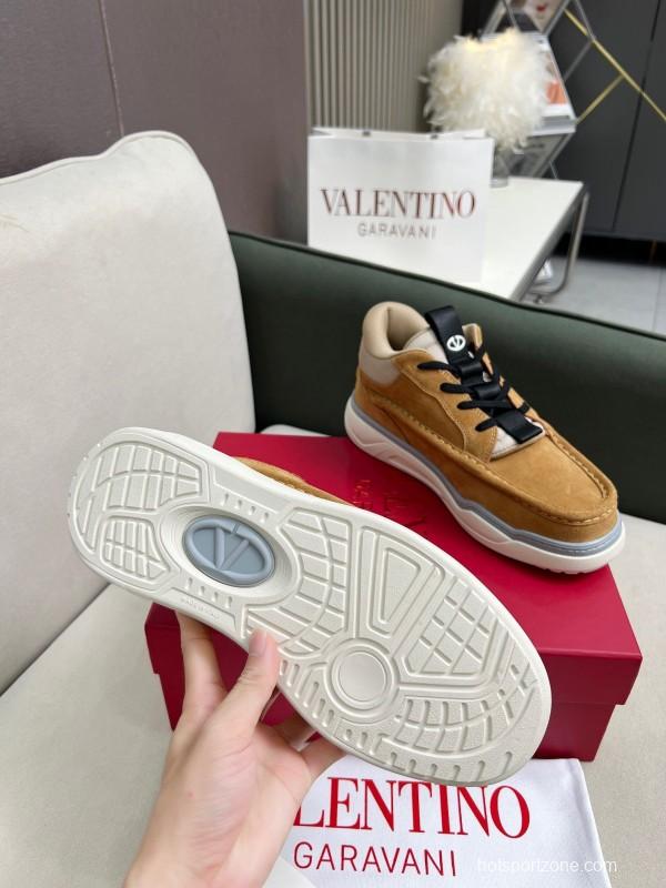 VALENTINO RUNBOOT Mid-Top Sneakers with Urban Casual Design - AS00380