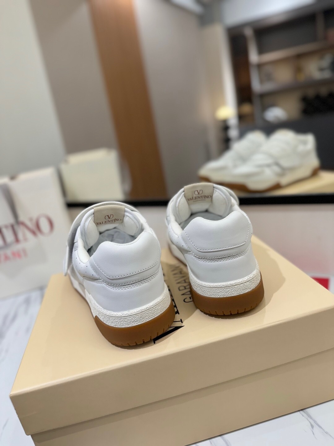 VALENTINO 2025 SS Casual Sneakers with V-Strap Design - AS00410