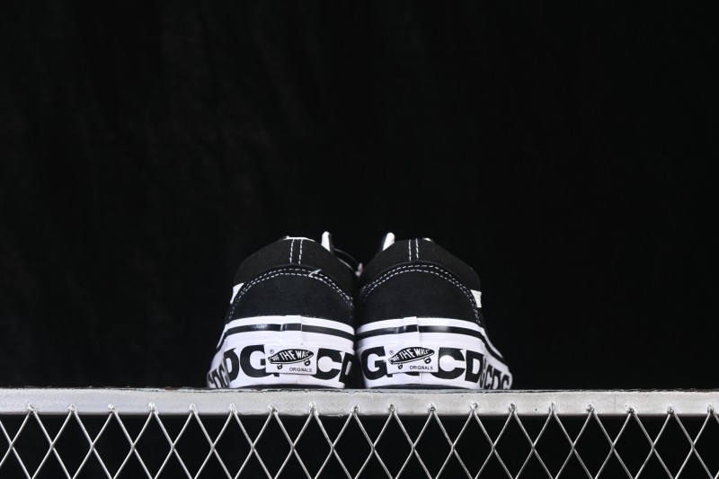 Vans Old Skool Low Top Skateboarding Shoes with Classic Side Stripe - VN000SHEPU7