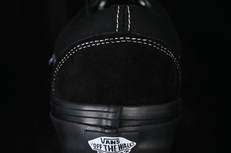 Vans Old Skool Low-Top Skateboarding Shoes with Classic Side Stripe - VN0A5FCBBLK
