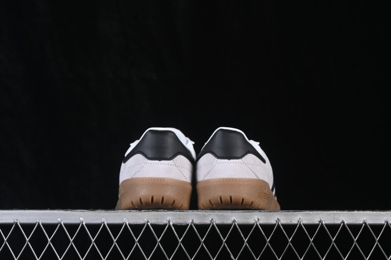 Adidas Originals Bermuda Low-Top Skateboarding Shoes with Non-Slip and Lightweight Design - CQ2782