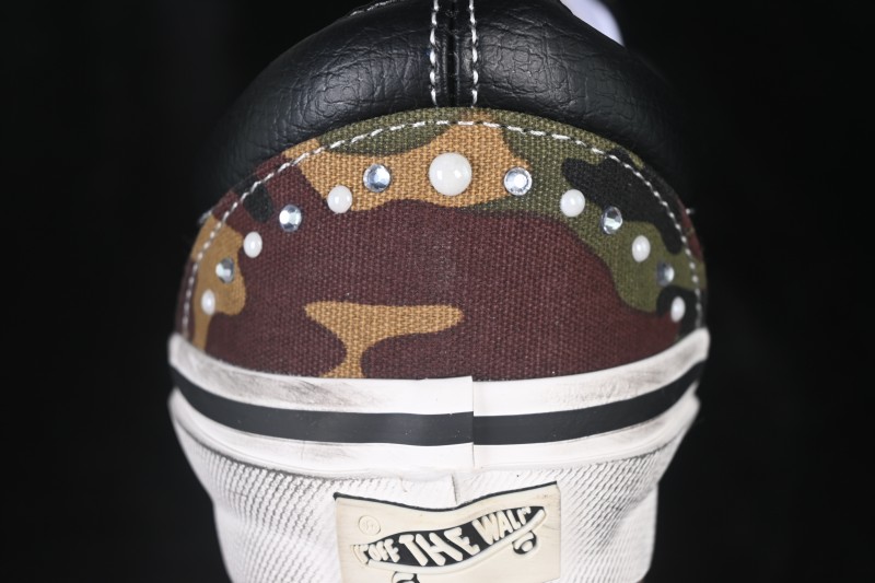 Vans Old Skool Low-Top Skateboarding Shoes with Classic Side Stripe - VN000D9PCAK