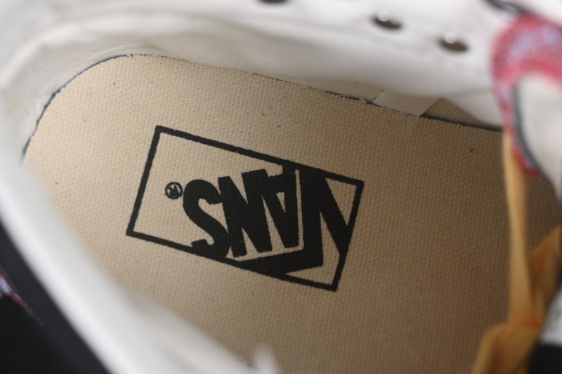 Vans Sk8-Hi Mid-Top Casual Skateboarding Shoes with Classic Sidestripe Design - VN000EGY618