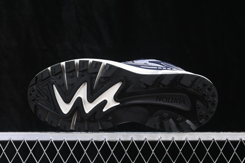 Louis Vuitton Tatic Runner Blue Running Shoes with Tech Fabric and Cushioned Sole - W.F6